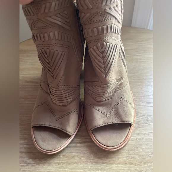 Woman’s Peekaboo Toe Booties - Picture 5 of 8